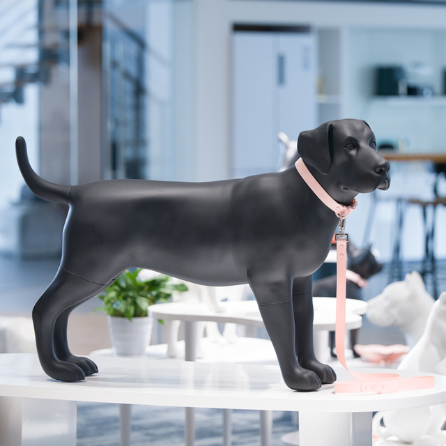 Manekin dla psa Sunray Mascota z matowego czarnego wł&oacute;kna szklanego Labrador Retriever 