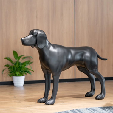 دی آرٹ آف ڈاگ پروپ ڈسپلے: کس طرح ایک ویمارنر ڈاگ مینیکون آپ کے اسٹور کی بصری اپیل کو بڑھا سکتا ہے۔